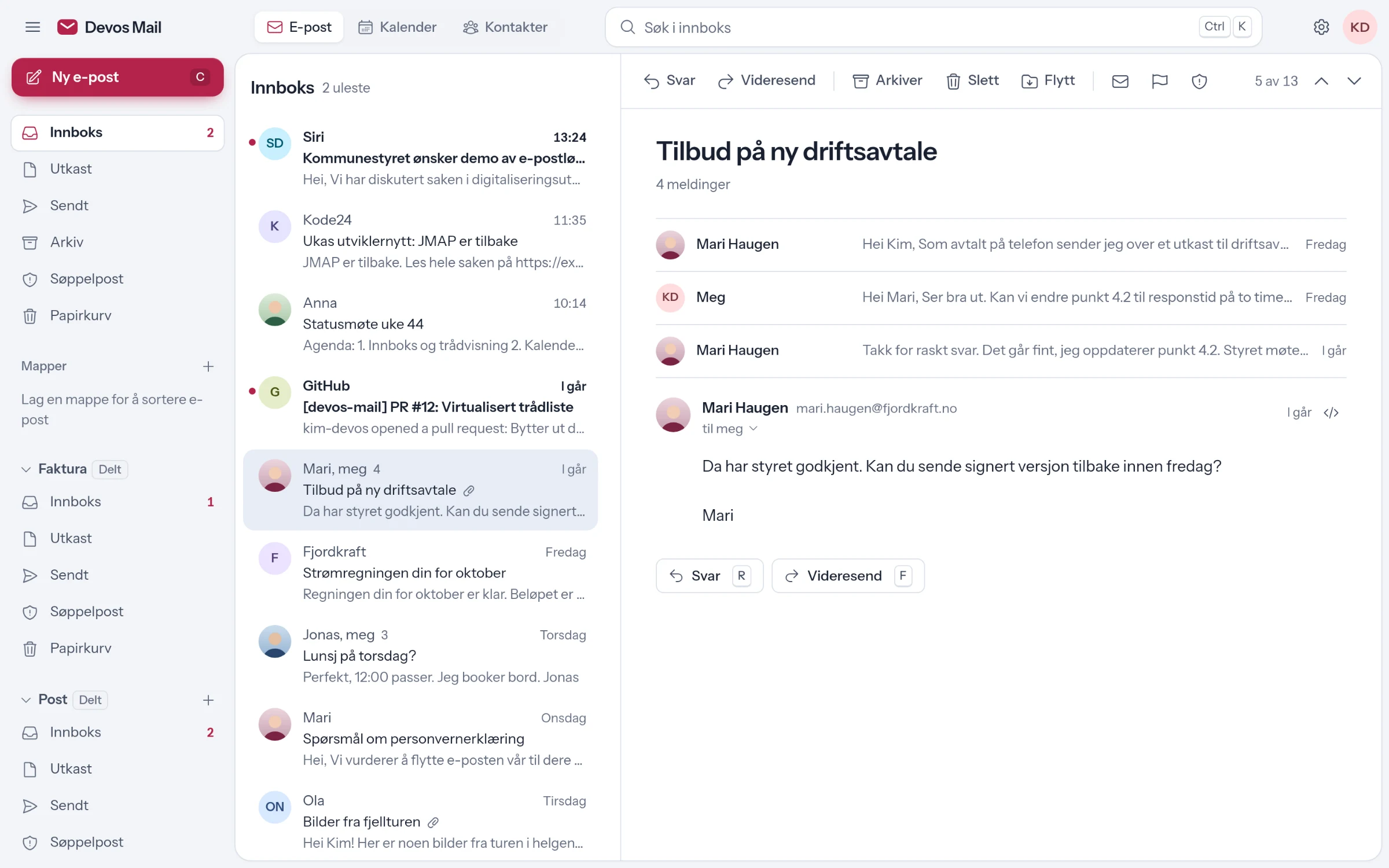 Innboksen i Devos Kontor med en åpen e-posttråd, mapper og felles postkasser.